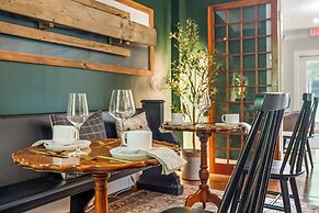 The Aurora Inn & Cottages