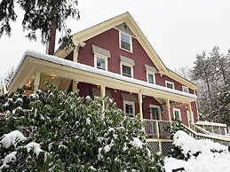 The Aurora Inn & Cottages