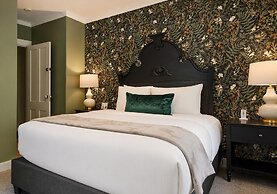 The Aurora Inn & Cottages