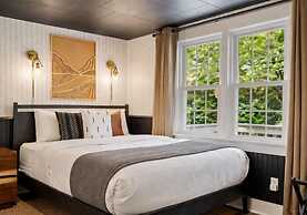 The Aurora Inn & Cottages