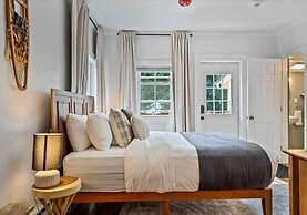 The Aurora Inn & Cottages
