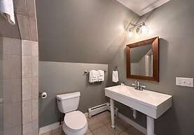 The Aurora Inn & Cottages