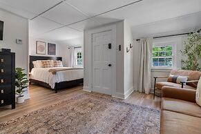 The Aurora Inn & Cottages