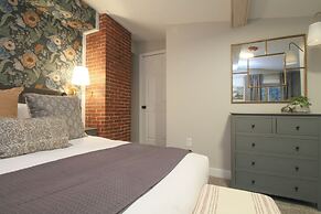 The Aurora Inn & Cottages