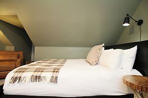 The Aurora Inn & Cottages