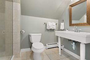 The Aurora Inn & Cottages