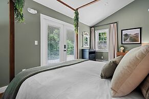 The Aurora Inn & Cottages