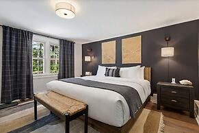 The Aurora Inn & Cottages