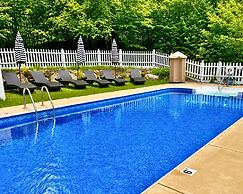 The Aurora Inn & Cottages