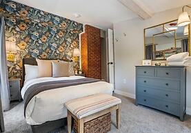 The Aurora Inn & Cottages