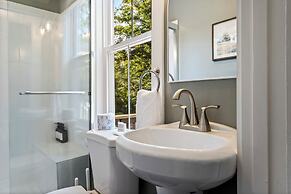 The Aurora Inn & Cottages