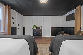 The Aurora Inn & Cottages