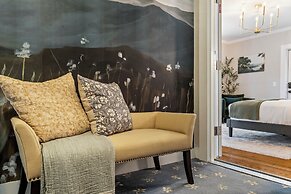 The Aurora Inn & Cottages
