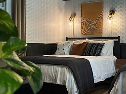 The Aurora Inn & Cottages