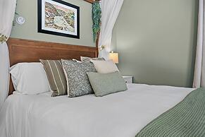 The Aurora Inn & Cottages