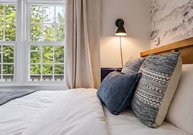 The Aurora Inn & Cottages