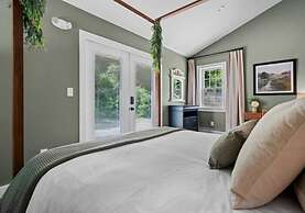 The Aurora Inn & Cottages