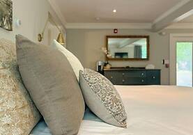 The Aurora Inn & Cottages