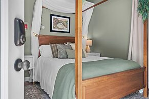 The Aurora Inn & Cottages