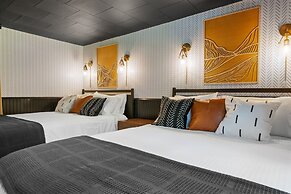 The Aurora Inn & Cottages