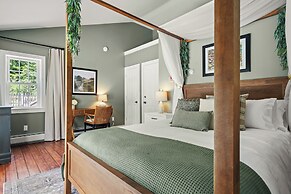 The Aurora Inn & Cottages