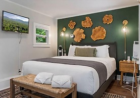 The Aurora Inn & Cottages