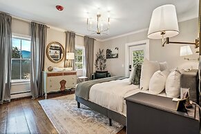 The Aurora Inn & Cottages
