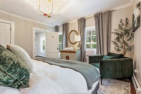 The Aurora Inn & Cottages