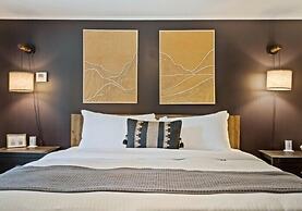The Aurora Inn & Cottages