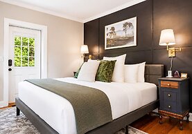 The Aurora Inn & Cottages