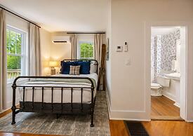 The Aurora Inn & Cottages