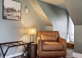 The Aurora Inn & Cottages