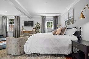 The Aurora Inn & Cottages