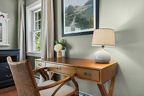 The Aurora Inn & Cottages