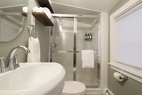 The Aurora Inn & Cottages