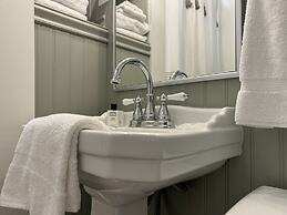 The Aurora Inn & Cottages