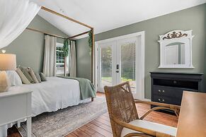 The Aurora Inn & Cottages