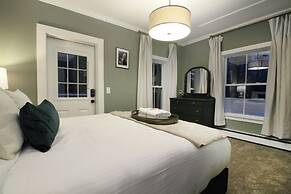 The Aurora Inn & Cottages