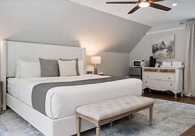 The Aurora Inn & Cottages