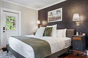 The Aurora Inn & Cottages