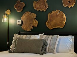 The Aurora Inn & Cottages