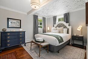 The Aurora Inn & Cottages