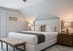 The Aurora Inn & Cottages