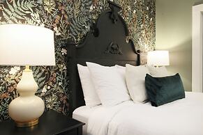 The Aurora Inn & Cottages