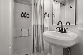 The Aurora Inn & Cottages