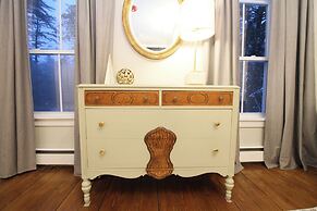 The Aurora Inn & Cottages