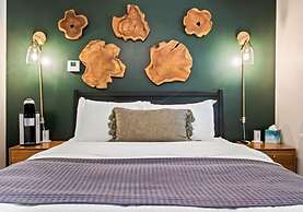 The Aurora Inn & Cottages