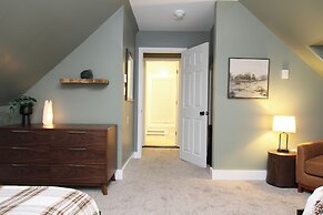 The Aurora Inn & Cottages