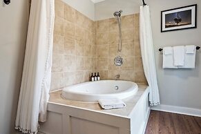 The Aurora Inn & Cottages
