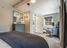 The Aurora Inn & Cottages